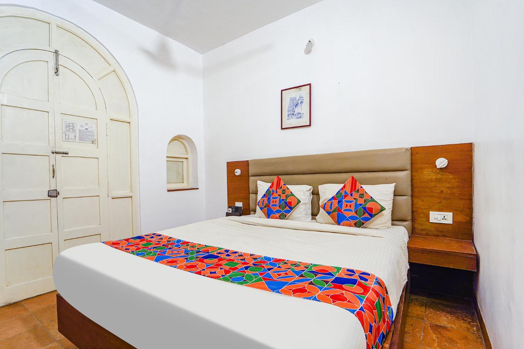 Fabexpress Le Aham Boutique - Auroville Beach - 600M Puducherry Buitenkant foto